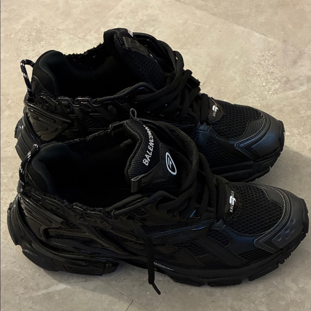 Balenciaga Runners Black Athletic Shoes - Picture 5 of 7